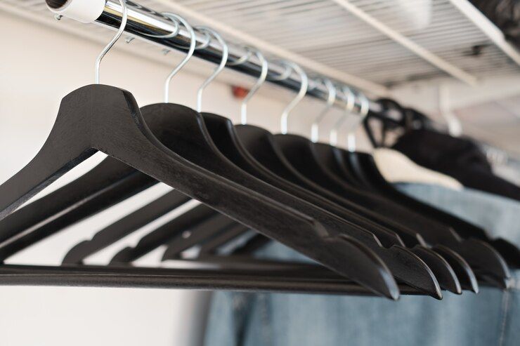 What Are the Benefits of Using Plastic Hangers for Clothes Storage?
